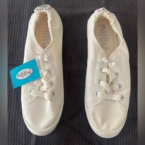 NWT Mad Love Size 8 Sneakers